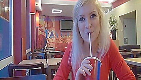 Ostblock-Nutte bei KFC anal besamt Ostblock-Nutte bei KFC anal besamt