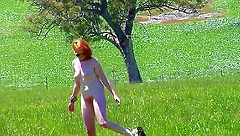 peliroja desnuda en el campo peliroja desnuda en el campo
