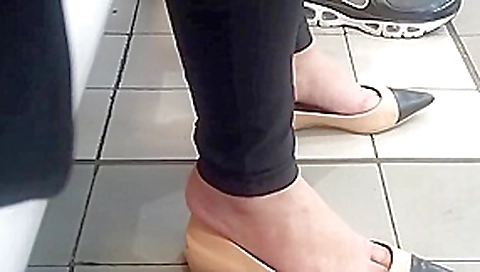 Candid Flats w/ Lovley Toe Cleavege Candid Flats w/ Lovley Toe Cleavege
