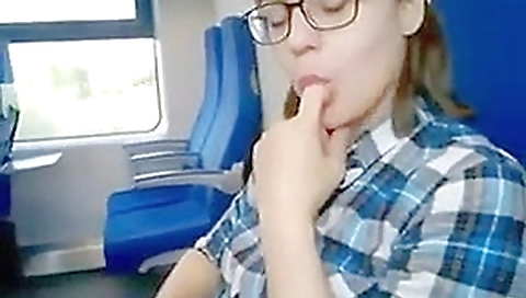 Elle suce dans le train Elle suce dans le train