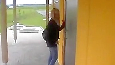 UNE PIPE DANS LES WC AUTOROUTE UNE PIPE DANS LES WC AUTOROUTE