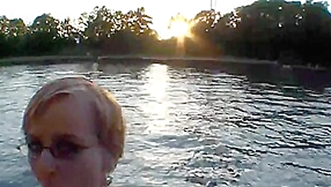Billige hartz-4-nutte steckt draussen dildo in die fotze! Billige hartz-4-nutte steckt draussen dildo in die fotze!