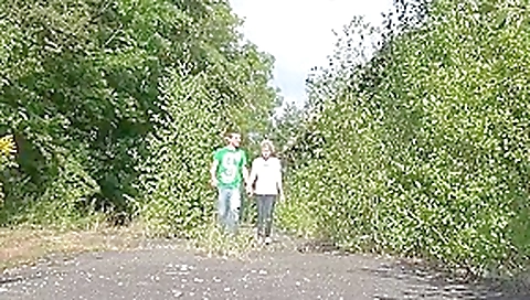 Magernutte draussen in den arsch gefickt! Magernutte draussen in den arsch gefickt!