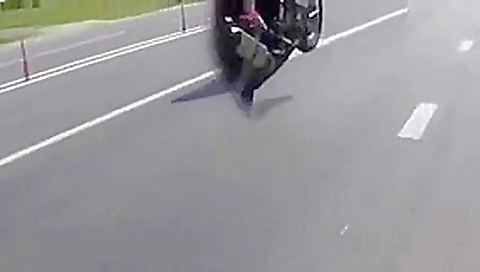 Sobre la moto y a raja pela Sobre la moto y a raja pela