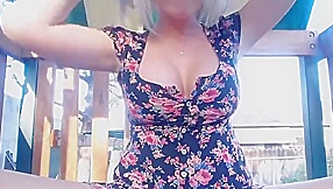 Very sexy college girl bate outside Very sexy college girl bate outside