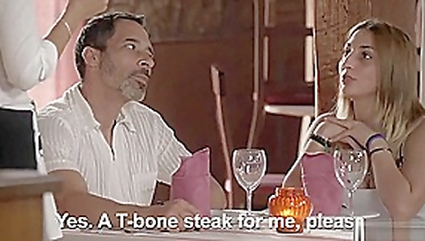 Follando con el cocinero en medio del restaurante con los clientes mirando Follando con el cocinero en medio del restaurante con los clientes mirando